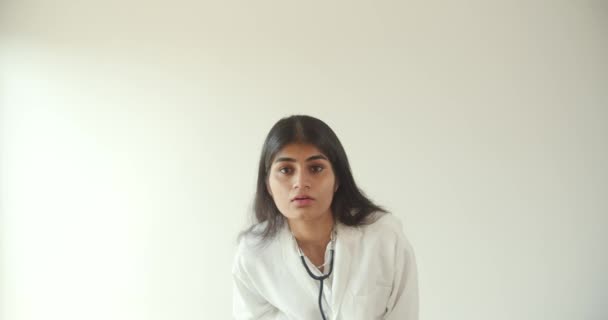 Πλάνα Από Όμορφο Νεαρό Ινδό Γιατρό Λευκό Παλτό Στηθοσκόπιο — Αρχείο Βίντεο