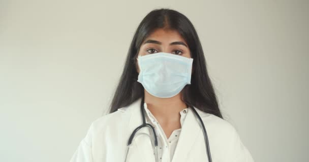 ปภาพของหมอสาวอ นเด สวยงามในเส อโค ขาวด วยสเตโตสโกป — วีดีโอสต็อก
