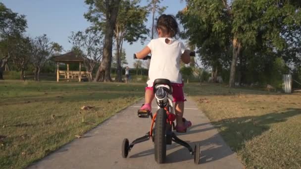 Petite Fille Vélo Dans Parc — Video