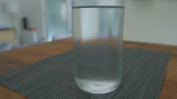 テーブルの上の冷たい水のグラス — ストック動画