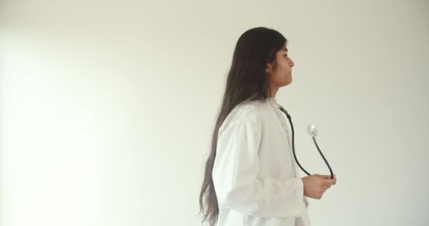 Materiał Filmowy Pięknym Młodym Indyjskim Lekarzem Białym Płaszczu Stetoskopem — Wideo stockowe