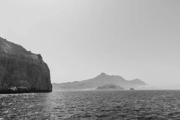 Вид Горизонт Величезної Породи Посеред Великого Океану Чорно Білому Фільтрі — стокове фото