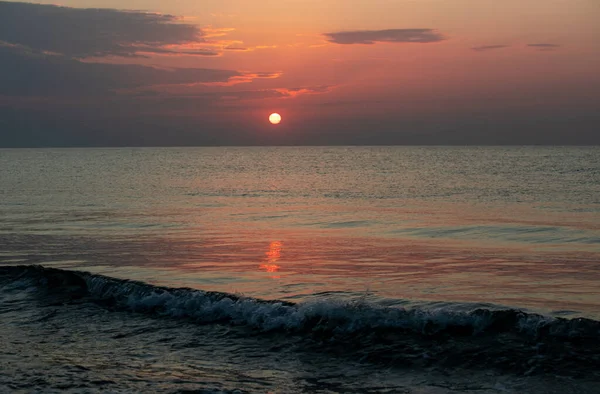 Una Hermosa Puesta Sol Través Del Océano — Foto de Stock