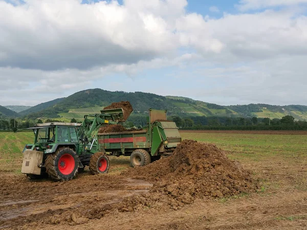 Tractor Campo Ancho Cargando Tierra Sobre Remolque —  Fotos de Stock