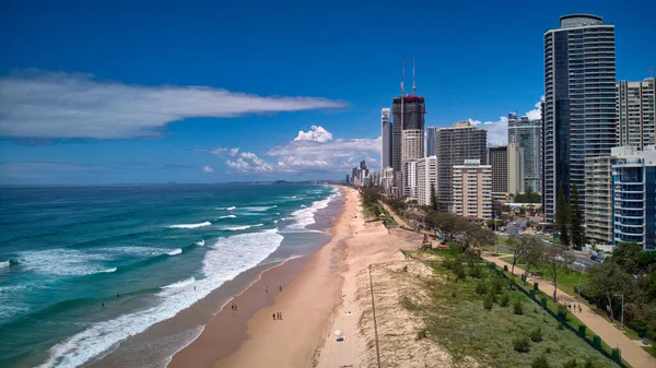 Dalgalı Sahil Manzarası Sörfçüler Cenneti Queensland Avustralya Nın Yüksek Binaları — Stok fotoğraf