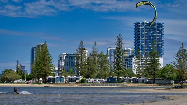 Surfers Paradise Austrália Abril 2021 Homem Kitesurf Nas Praias Surfers — Fotografia de Stock