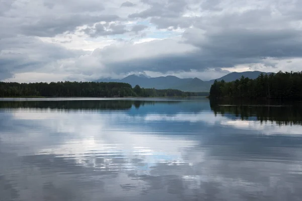 Une Vue Cinématographique Une Forêt Lac Avec Reflet Miroir Intégral — Photo