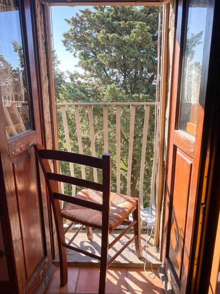 Sedia Sole Sul Balcone Contro Albero Cielo Blu — Foto Stock