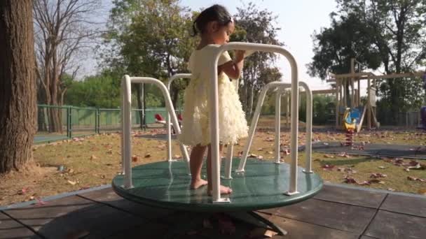 Menina Brincando Playground Parque — Vídeo de Stock