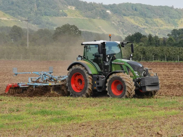 Traktor Brázdou Širokém Poli Brázdící Oranou Půdu — Stock fotografie
