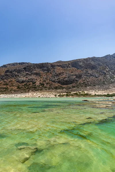 Вертикальный Снимок Природы Зеленой Прозрачной Воды Передней Горы Мягкое Голубое — стоковое фото