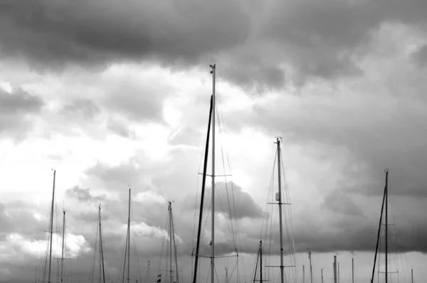 Gri Tonlu Yelkenli Gemi Görüntüsü Bulutlu Bir Gökyüzünün Altında Gün — Stok fotoğraf
