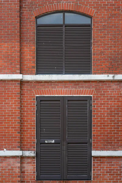 Фасад Стены Красного Кирпича Металлическими Окнами Вертикальный Выстрел — стоковое фото