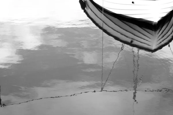 Gri Tonda Gündüz Vakti Denize Açılan Bir Teknenin Görüntüsü — Stok fotoğraf