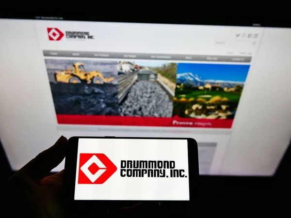 Stuttgart Germany 2021年2月21日 持有带有美国矿业公司Drummond Company Inc 标志的智能手机的人出现在网站前 专注于电话显示 — 图库照片