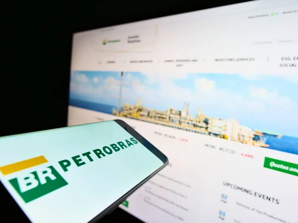 Stuttgart Germany 2021年2月11日 一款带有Petroleo Brasileiro Petrobras 标志的手机在网站前出现 专注于手机显示中心 — 图库照片