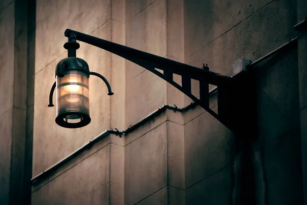 建物の壁に取り付けられた黒い街灯のクローズアップショット — ストック写真