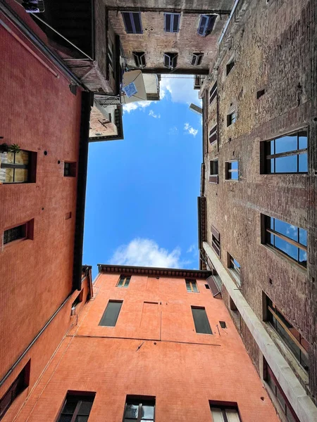 Patrząc Fasadę Starych Budynków Przed Błękitnym Niebem — Zdjęcie stockowe