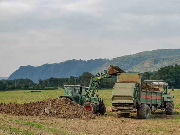 Tractor Campo Ancho Cargando Tierra Sobre Remolque —  Fotos de Stock