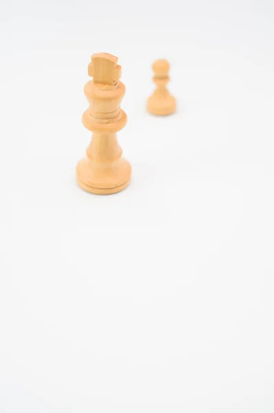 Vertikal Bild Vita Schackpjäser Isolerad Vit Bakgrund Med Kopieringsutrymme — Stockfoto