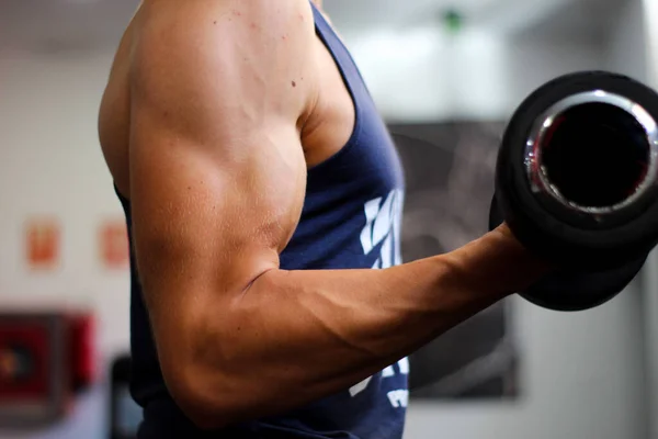 Uma Foto Perto Braço Homem Fazer Exercício Bíceps Ginásio — Fotografia de Stock