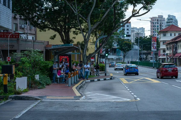 Singapore Singapore Sep 2021 Mensen Aan Bushalte Bij Balestier Road — Stockfoto