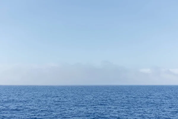 Horyzont Widok Wielkiego Błękitnego Oceanu Bliska Pod Jasnym Miękkim Niebem — Zdjęcie stockowe