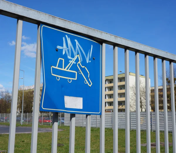 Skylt Där Det Står Att Ingen Parkering Tillåten Framför Port — Stockfoto