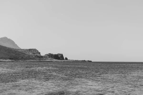 Uma Vista Horizonte Para Natureza Uma Ilha Junto Oceano Preto — Fotografia de Stock