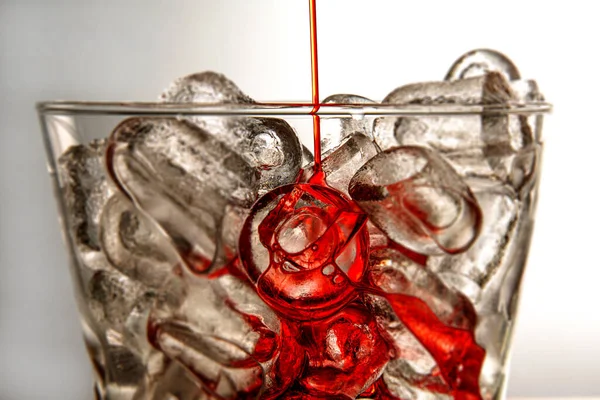 Piękne Ujęcie Kostek Lodu Szklance Czerwonym Płynem Wlewającym Się Środka — Zdjęcie stockowe