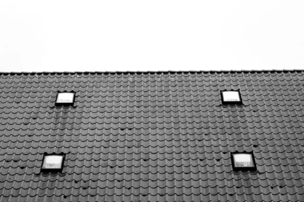 Graustufenaufnahme Des Daches Eines Gebäudes Mit Fenstern Tageslicht — Stockfoto