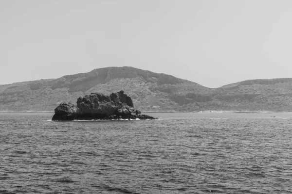 Büyük Mavi Okyanusun Ortasında Siyah Beyaz Bir Dağ Manzarası — Stok fotoğraf