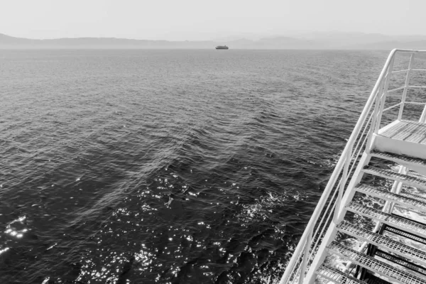 Horizon View Ship Great Blue Ocean Close Black White — Stock Photo, Image