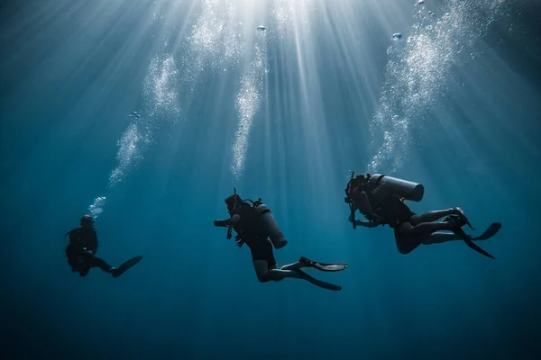 Océano Azul Profundo Con Dos Buzos Similares Gran Barrera Coral — Foto de Stock