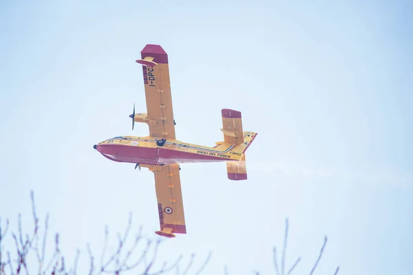Een Canadair Vliegtuig Dat Hout Vliegt Met Rook Veroorzaakt Door — Stockfoto