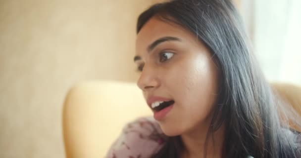 Záběry Krásné Mladé Indické Ženy Dělat Video Hovor Smartphonem — Stock video