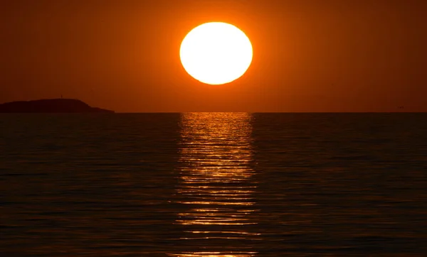 Ein Malerischer Blick Auf Einen Ozean Während Eines Hellen Sonnenuntergangs — Stockfoto