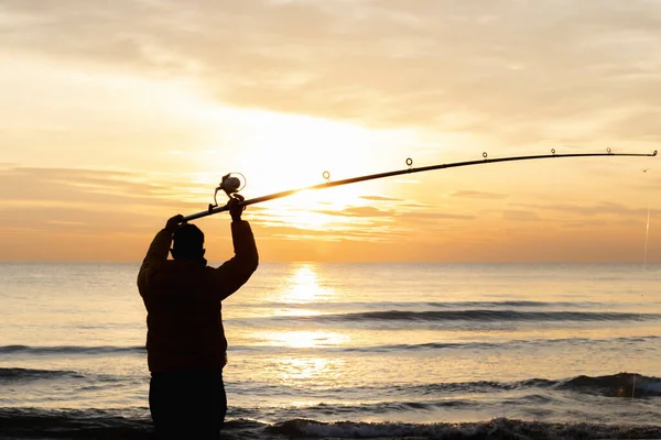 Рибалка Рибальським Стовпом Березі Золотому Заході Сонця — стокове фото