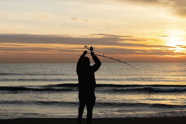 Pescador Com Poste Pesca Costa Por Sol Dourado — Fotografia de Stock