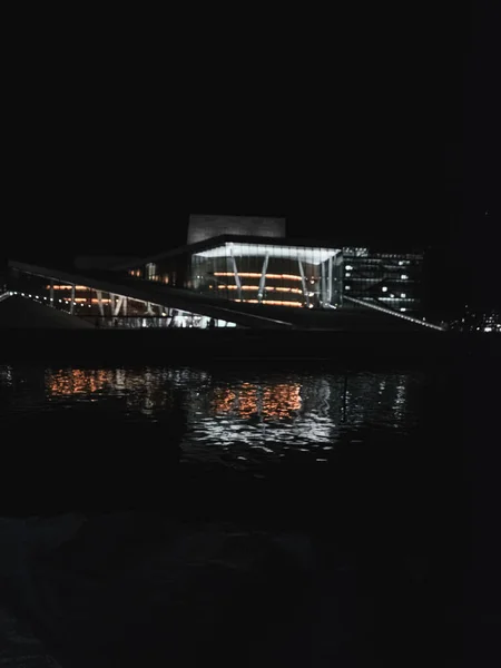 Tiro Cênico Paisagem Urbana Iluminada Noite Localizada Frente Lago — Fotografia de Stock