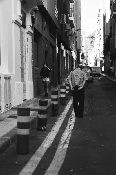 Plano Vertical Escala Grises Una Calle Estrecha Con Gente Caminando — Foto de Stock