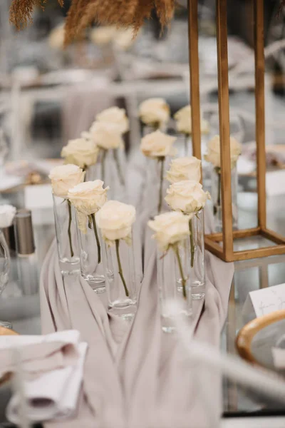 Вертикальный Крупный План Белых Роз Очках Красивое Свадебное Украшение Выбранный — стоковое фото