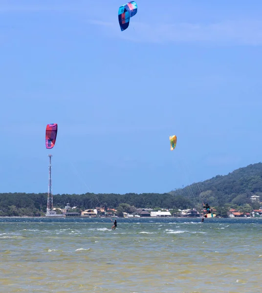 Florianopolis Brasil 2021 Paisaje Con Kitesurfistas Lagoa Conceicao Florianopolis Brasil — Foto de Stock