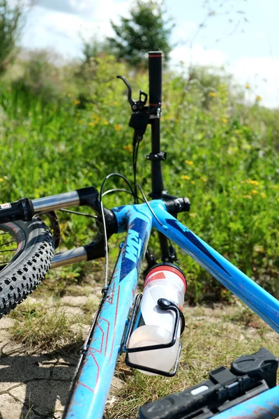 Goettingen Alemania 2021 Toma Vertical Una Bicicleta Montaña Azul Tendida — Foto de Stock