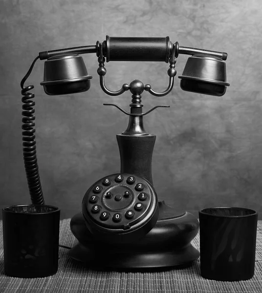 古い壁の前のヴィンテージ電話のグレースケールショットは グランジのテクスチャ — ストック写真