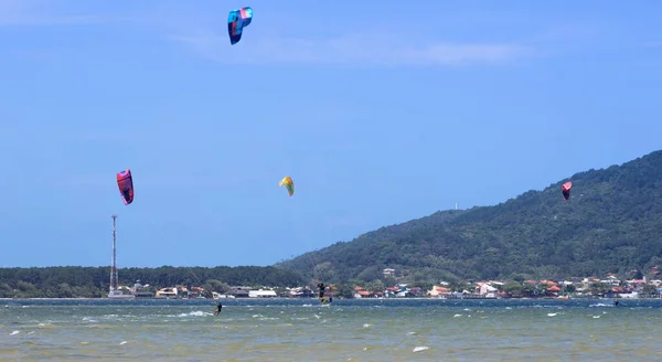 Florianopolis Brazil Sierpnia 2021 Krajobraz Kitesurferami Lagoa Conceicao Florydzie Brazylia — Zdjęcie stockowe