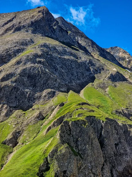 Eine Vertikale Aufnahme Einer Grünen Klippe Val Formazza Italien — Stockfoto
