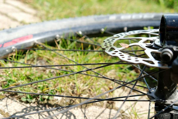 Primer Plano Disco Freno Moderno Una Rueda Bicicleta Montaña Piezas — Foto de Stock