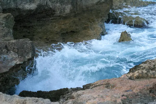 Belas Ondas Espumosas Brancas Oceano Rolando Batendo Nas Rochas — Fotografia de Stock