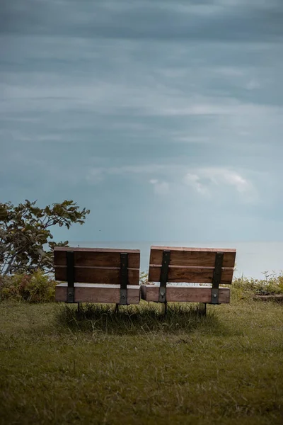 公园里靠近大海的木制长椅 — 图库照片